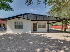 Modern Home in Edinburg Half-Mi Walk to UTRGV!，位于爱丁堡的乡村别墅