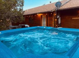 A Cozy Cabin Escape in Tijeras-Hot Tub-Game room-Pet Friendly!，位于Tijeras的酒店