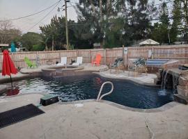 Pool & Spa Hideaway on the Space Coast，位于Frontenac的酒店
