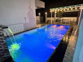 Mystic Dreamville 3BHK Villa Lonavala，位于罗纳瓦拉的带停车场的酒店
