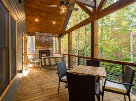 Peaceful Luxury Cabin, hot tub, games, 3 fireplaces，位于蓝岭的酒店