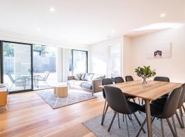 Cozy 4BR Getaway w/ Parking - 600m to Chadstone!，位于奥克利的酒店