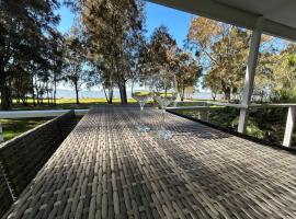 Absolutely Lakeside House, quiet and peace，位于Killarney Vale的酒店