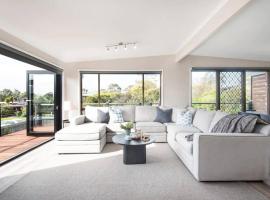 Dreamy Dromana Family Getaway - with Jacuzzi，位于德罗马纳的酒店