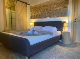 Castell de l'Aguda，位于Tor&aacute; de Riubreg&oacute;s的带泳池的酒店