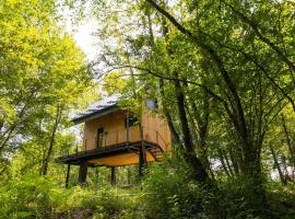 Tree Elements treehouse retreat，位于斯诺基的酒店