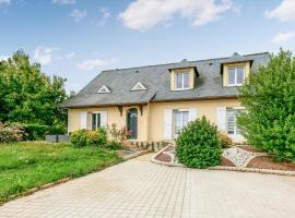 Amazing Home In Jou Les Tours With Kitchen，位于茹埃莱图尔的酒店