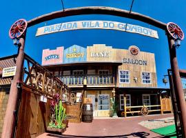 Pousada Vila do Cowboy，位于佩尼亚的带泳池的酒店