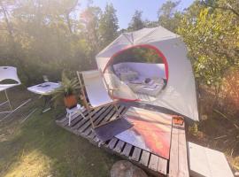 eco-dome off-grid garden glamping，位于Bithlo的豪华帐篷