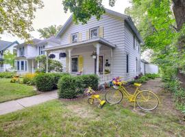 Historic Home with Sunroom - 5 Mi to Lambeau Field!，位于De Pere的酒店