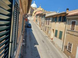 Casa nel centro storico a Loreto, 2 km dal mare，位于洛雷托的酒店