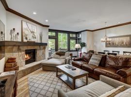 Comfort at Arrowhead Village - Steps from the lift condo，位于爱德华兹的酒店