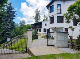 Villa By the Creek，位于Žlutice的酒店