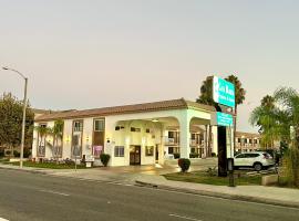 Casa Blanca Express & Suites Cypress Buena Park - Anaheim Area，位于赛普里斯的带停车场的酒店