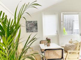 Brightside Apartment，位于克里斯蒂安桑的带泳池的酒店