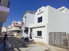 DWARKA BUNGALOW Only Family Full Bungalow，位于德瓦尔卡的酒店