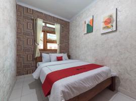 RedDoorz at Villa De ZamZam Ciater，位于塞亚特的酒店