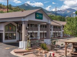 Quality Inn & Suites Manitou Springs at Pikes Peak，位于马尼温泉的酒店