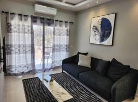 Elegant 1 bedroom apartment at Aquaview，位于班珠尔的海滩短租房