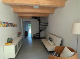 Casacciuga, luminosa e centrale casa con giardino，位于佩萨罗的度假屋