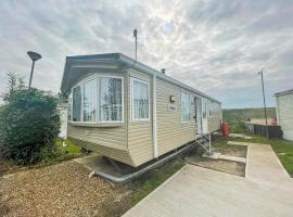 Lovely 6 Berth Caravan With Wifi At Steeple Bay In Essex Ref 36028b，位于Southminster的低价酒店