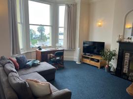 One Queens Gardens, Sea View Apartment, Eastbourne.，位于伊斯特布恩的公寓