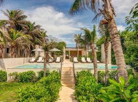 Santamar by Tao Beach Condos with Pool & Walk to Ocean，位于艾库玛尔的酒店