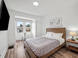 Oakland/University @H Bright and Stylish Private Bedroom with Shared Bathroom，位于匹兹堡的酒店