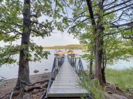 Lake Eufaula Retreat with Boat Slip and Fireplace!，位于Stigler的酒店