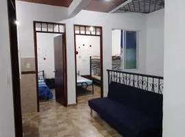 CÓMODO APARTAMENTO CENTRAL EN BARRIO SEMI RURAl