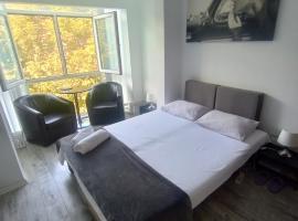 Hostel Florentin camere băi comune acces bucatarie Cheap rooms Smart TV Netflix Constanta kitchen and laundry machine acces fast wifi，位于康斯坦察的酒店