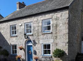 Britannia House Vintage B&B Cornwall，位于赫尔斯顿的住宿加早餐旅馆