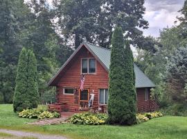 Neshannock Creekside Log Cabin，位于Volant的木屋