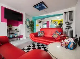 Flawsome stays colourful Whimsical Apartment with Garden close to Ramsgate Harbour great for families