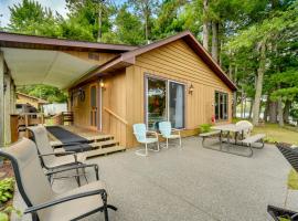 Lakefront Chetek Vacation Rental with Private Dock!，位于Chetek的酒店