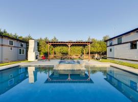 Shared Outdoor Pool and Patio Whitney Retreat!，位于Whitney的酒店