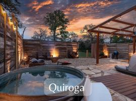 Romantic Tiny Luxury Retreat w sauna, heated pool n outdoor shower in Wimberley 10 acres，位于温伯利的乡间豪华旅馆