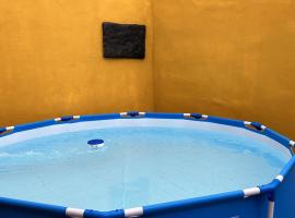 Tradicional Casa Canaria con piscina y vistas al Teide，位于伊科德洛斯维诺斯的度假屋