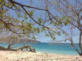 Cabina Grande en Brasilito con piscina a 2 min caminando de playa brasilito，位于巴希利托的海滩短租房