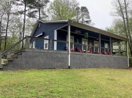 Charming and Comfy Cabin in the Heart of Pickwick!，位于Counce的酒店