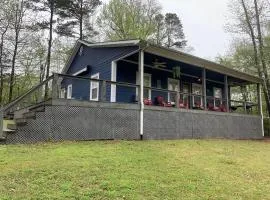 Charming and Comfy Cabin in the Heart of Pickwick!