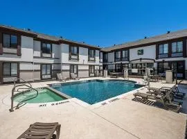 Quality Inn & Suites Irving DFW Airport South
