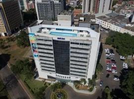 COBERTURA DUPLEX 70 m COM HIDRO NO MELHOR HOTEL DE TAGUATINGA，位于塔瓜汀加的带停车场的酒店