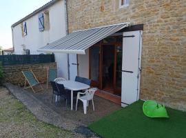 Charmante maison en pierres，位于Sainte-Radégonde-des-Noyers的酒店