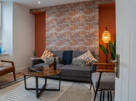 Trendy Urban Suite 140mtrs to Train Station，位于纽波特的酒店