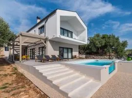 BRAND NEW Luxury Family Villa Lun, 5-stars, 4 double bedrooms, pool