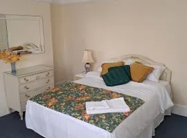 Double Room available- London Seven Kings Seven Kings Train Station
