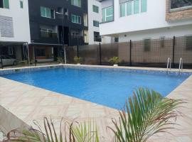 Excellent 2 bed apartment in Lekki Phase1 With SuperFast Wi-fi & 247 Power，位于莱基的酒店