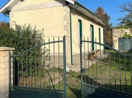 Villa coutrillonne près St Emilion [clim salon]，位于Coutras的酒店
