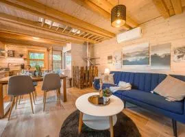 Magic new cozy tiny house at private lake，位于Řehenice的小屋
